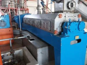 Stroj za izdelavo ribjih obrokov z dvojnim vijakom